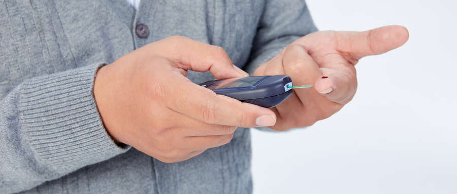 摄图网_501687695_wx_中年男性检测血糖（企业商用）.jpg